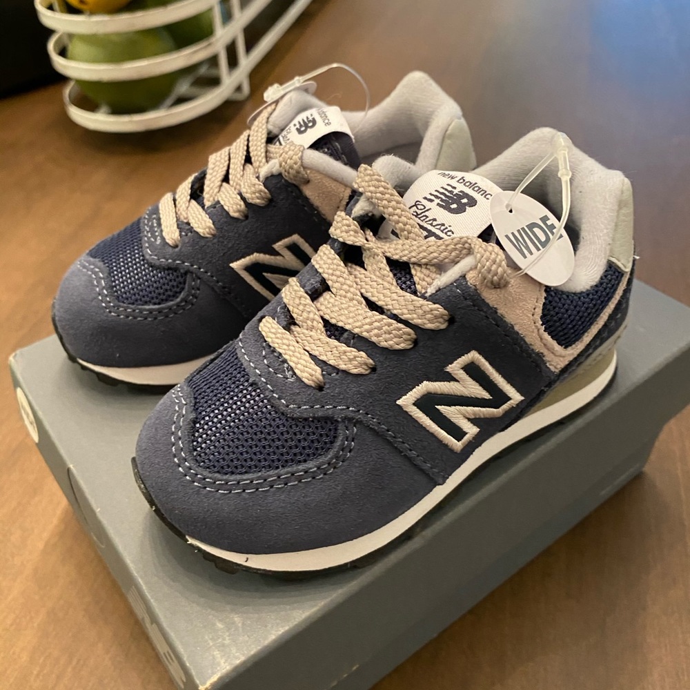NWT New Balance Classic Sneakers in Navy 5W